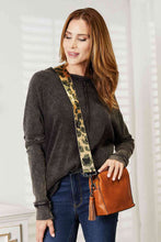 Load image into Gallery viewer, Leather Wide Strap Crossbody Bag